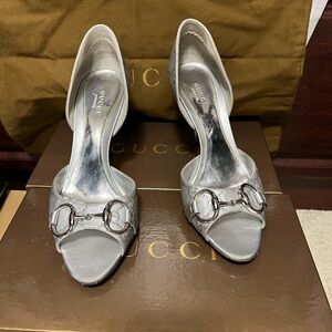 Gucci Women's Open Toe Pumps Heels with Horsebit. Silver.
